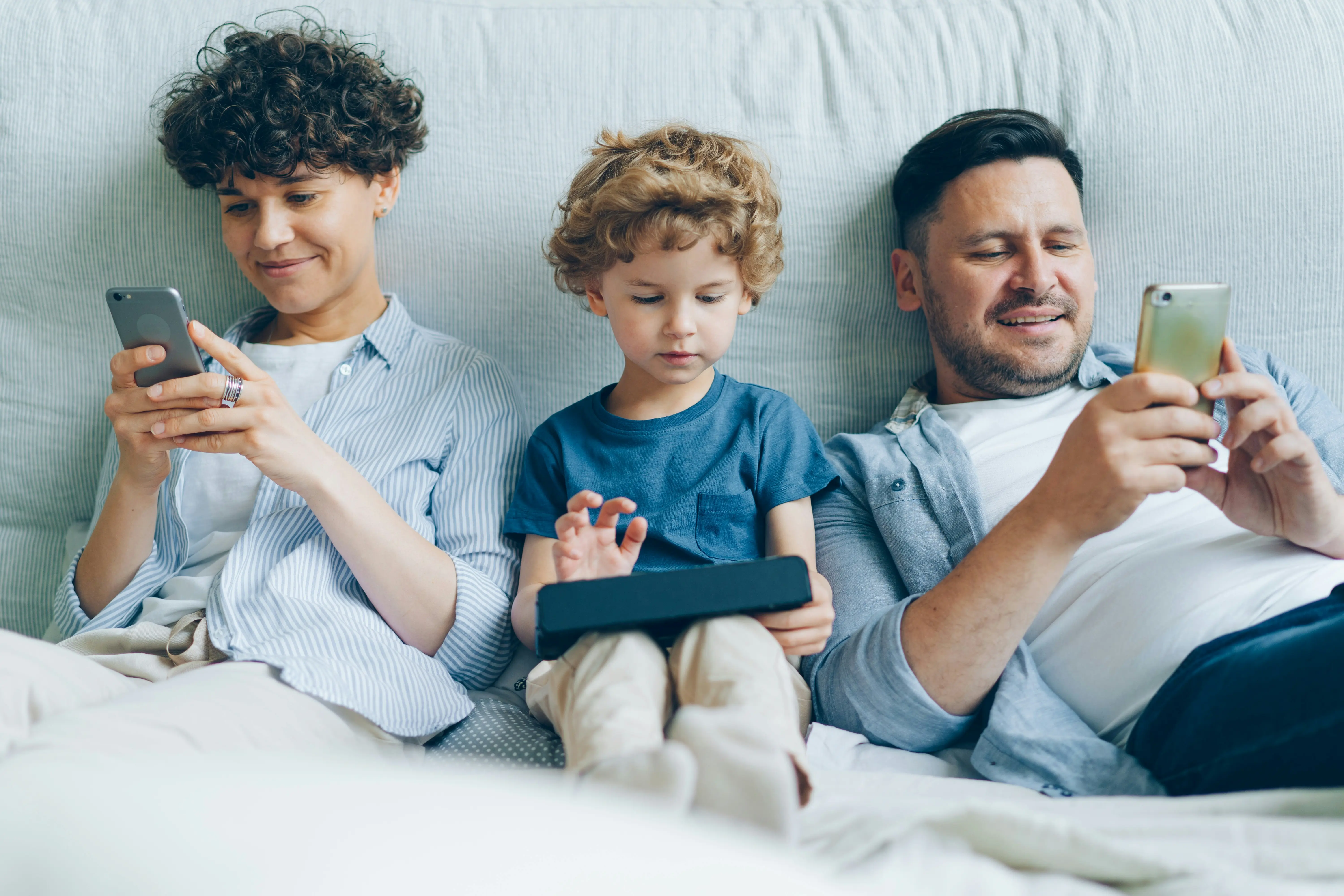 Família feliz conectada no Piauí
